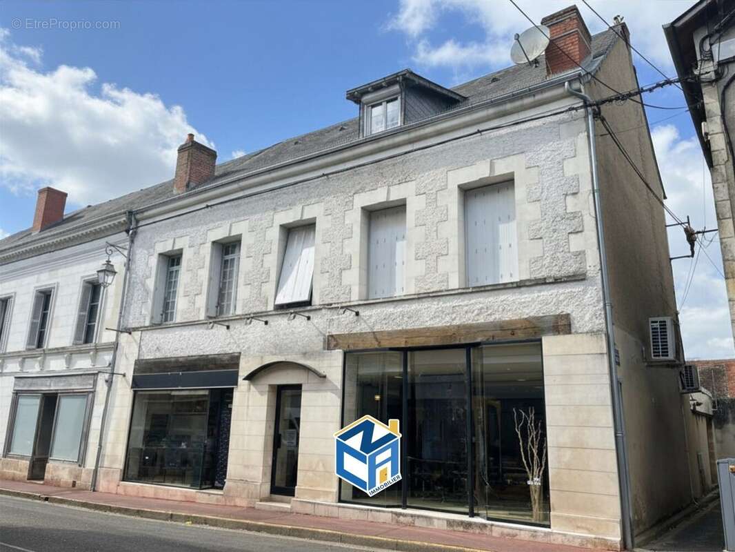Commerce à DESCARTES