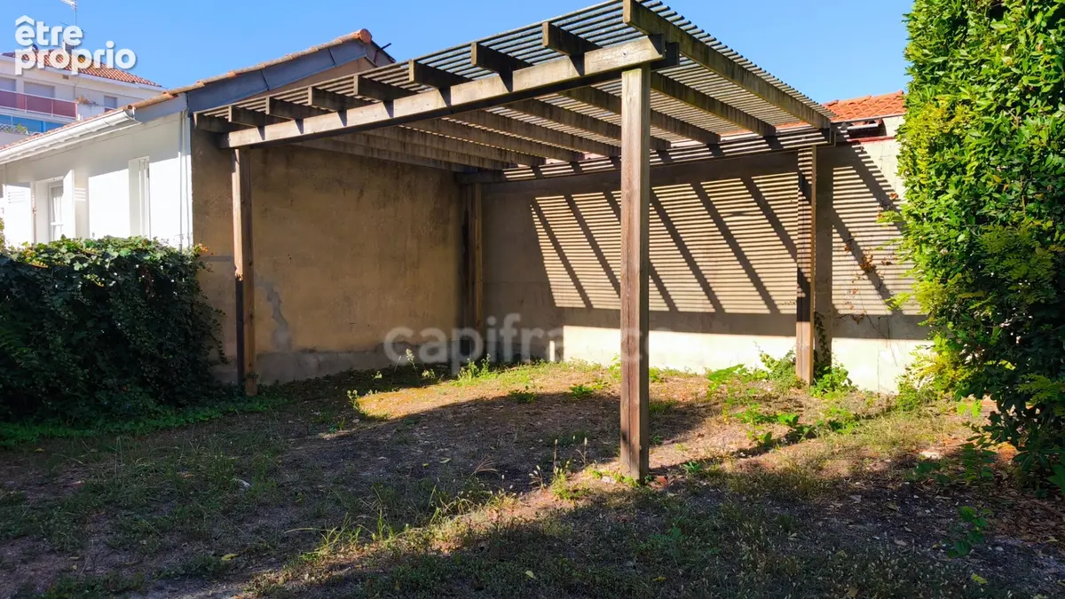 Appartement T2 de caractère en RDC surélevé – Villa bourgeoise néo-renaissance avec parking – Proche plage et commerces - photo 10