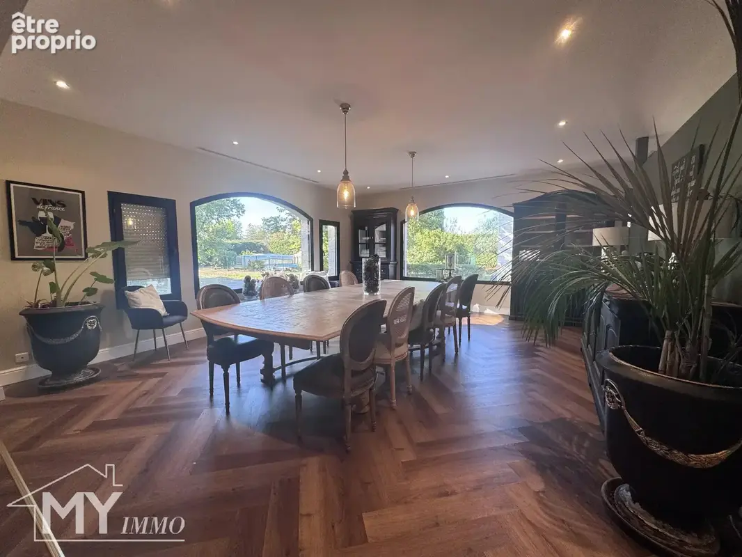 PINEUILH – Propriété d’exception de 350 m² avec piscine, au cœur d’un parc arboré de 5 500 m² et à deux pas des commodités - photo 9