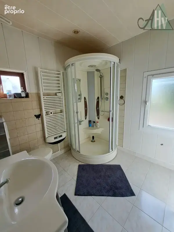 CHEROY (89) - Maison de ville rénovée de 228 m2 avec 4 chambres et extérieur. - photo 10