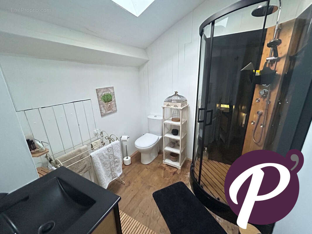 Salle d&#039;eau rénovée - Maison à LE FLEIX