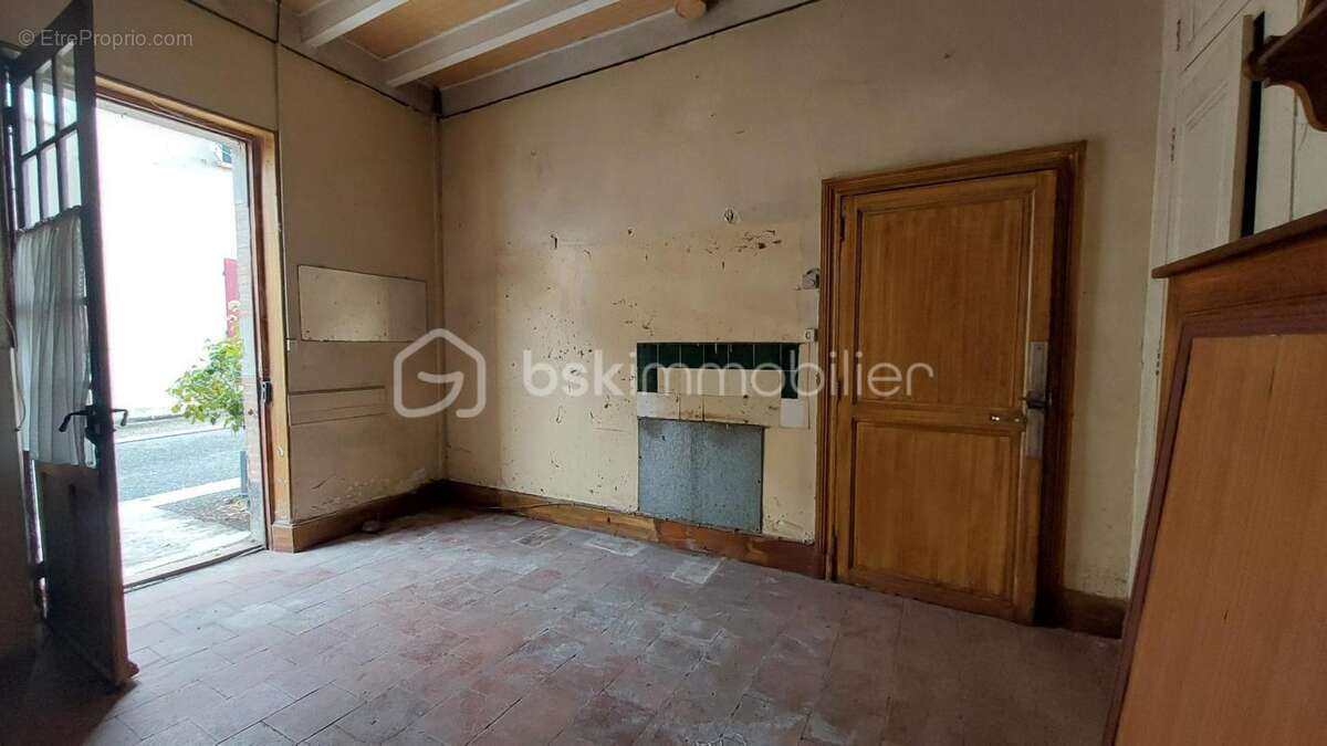 CAUDECOSTE – Maison de bourg T4 à rénover avec garage et patio - photo 5