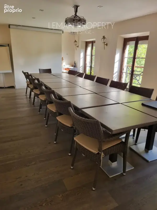 Une demeure en meulière aux volumes remarquables, au cœur du village - photo 10