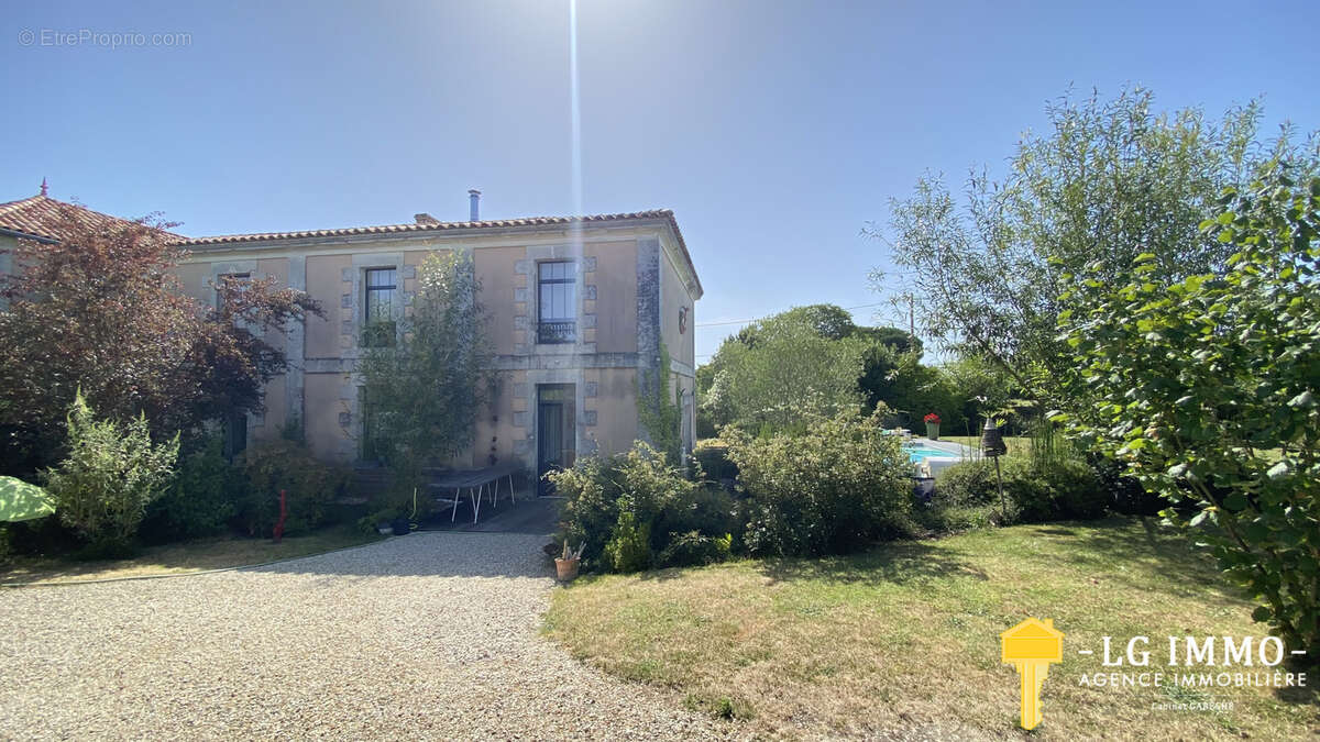 Maison à BRIE-SOUS-MORTAGNE