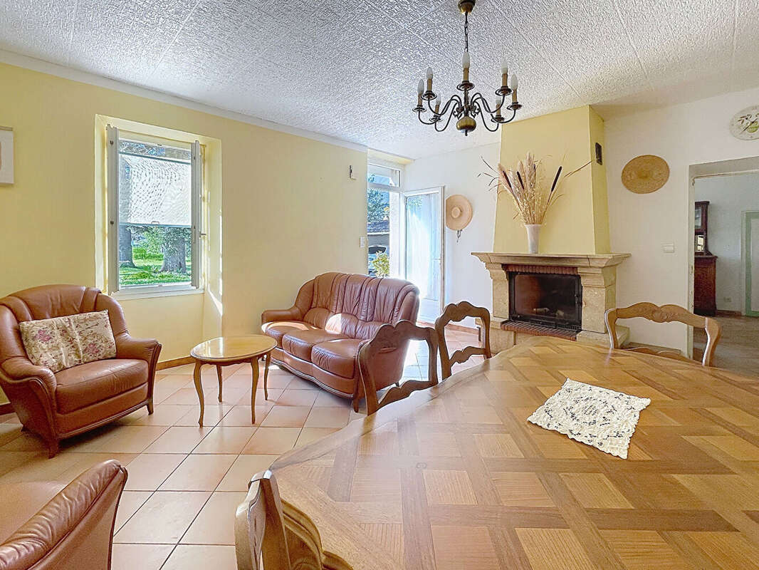 Maison à LE PUY-SAINTE-REPARADE