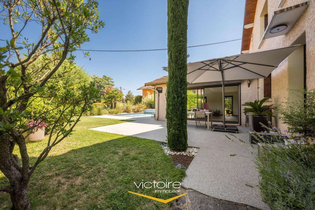 GENAS - Maison T5 avec jardin paysagé de 804 m2 avec piscine - photo 3