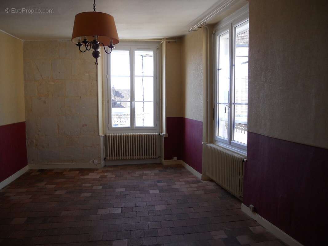 Dans village tous commerces et écoles. situé a 1h30 de paris par a 11. - photo 3