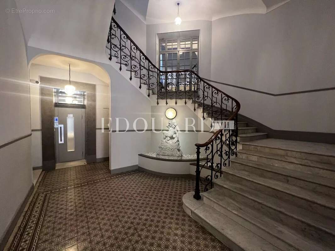 Vaste trois pièces à vendre avec belle vue sur la ville jusqu’à la mer, en plein centre de Menton - photo 12
