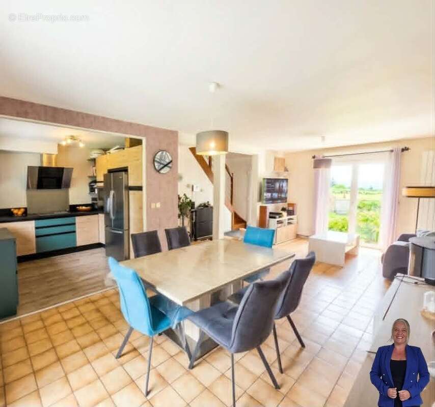 Salon-séjour avec poele à bois - Maison à MUIDS