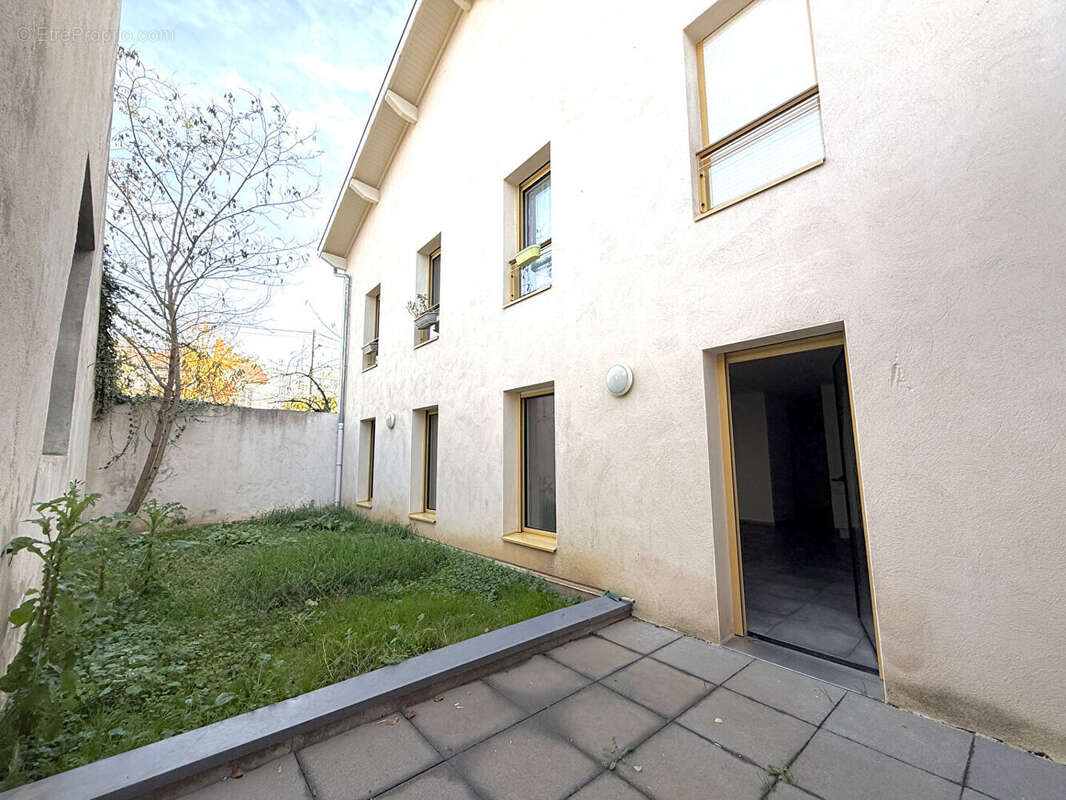 T4 avec jardin et terrasse privatifs de 38m² - CALUIRE BOURG - photo 7