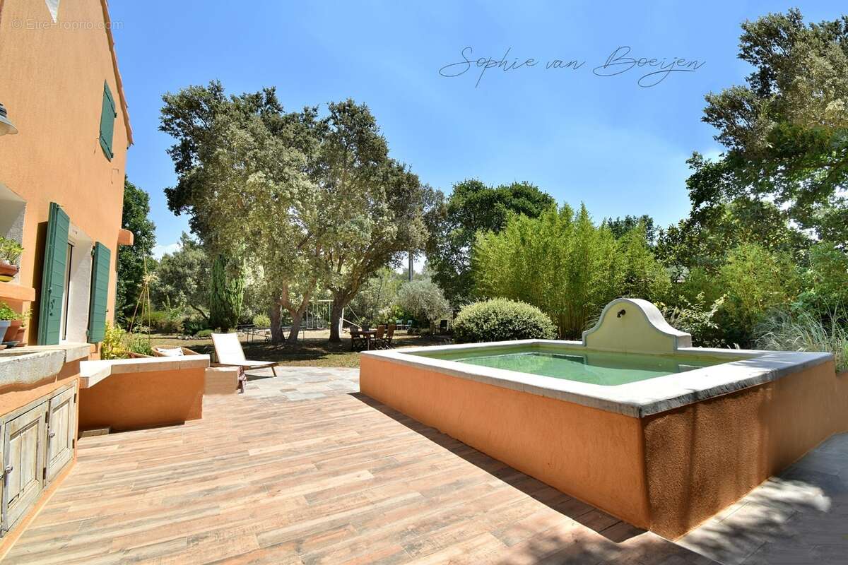 Maison à vendre 10 pièces EGUILLES (13), maison avec dépendances de 215 m², sur 3 230 m² avec piscine - photo 2