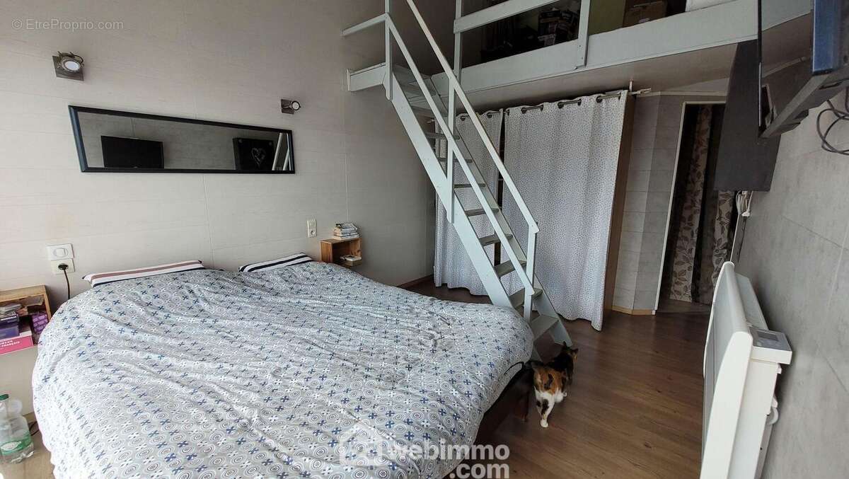 Une 3e chambre avec penderie et un dégagement dressing - Maison à LA JONCHERE