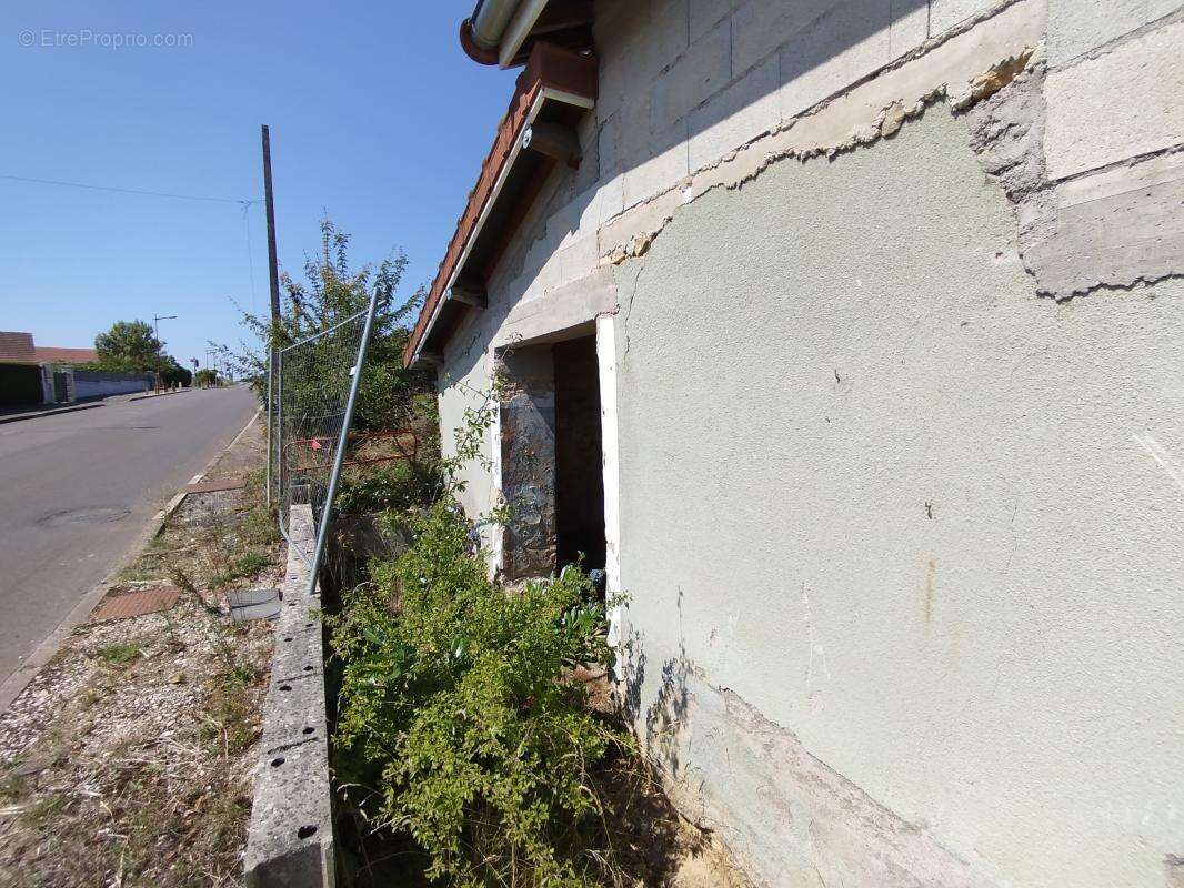 Maison en cours de construction — toiture refaite à neuf — fort potentiel - photo 14
