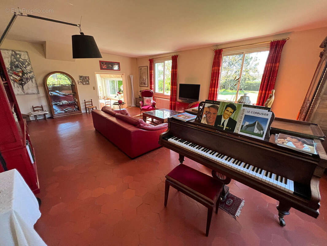 Très jolie longère du XVII eme siècle avec environnement exceptionnel Proche Thoiry  6 pièces 232 m2 - photo 2