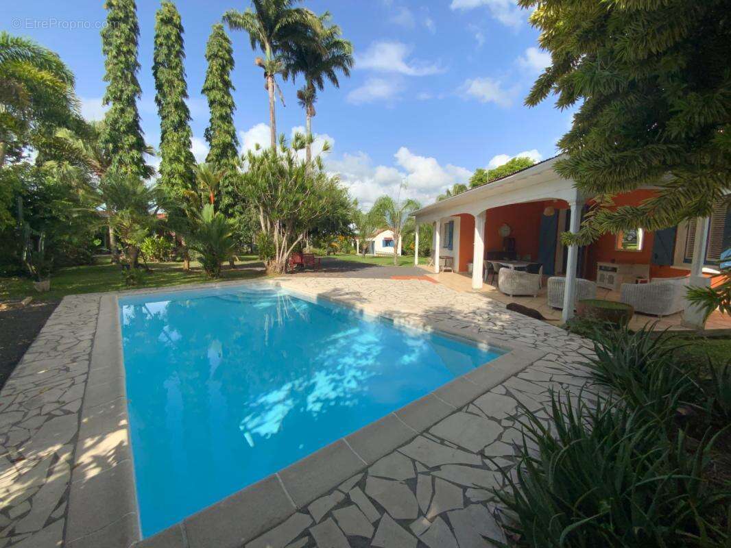 RARE à Baie-Mahault - Villa coloniale F4 de caractère avec piscine - photo 2