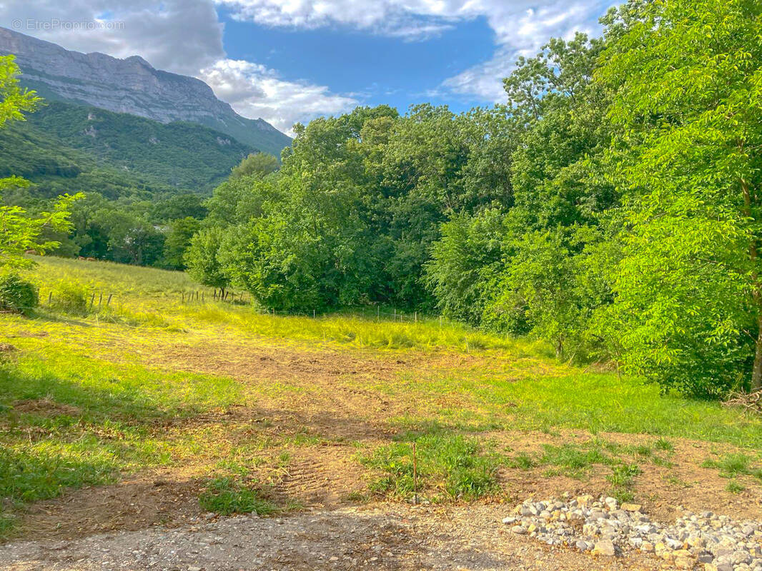 Terrain à VARCES-ALLIERES-ET-RISSET