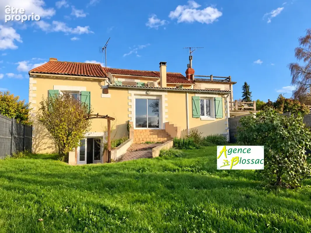 Maison de bourg avec terrain et dependances - photo 2