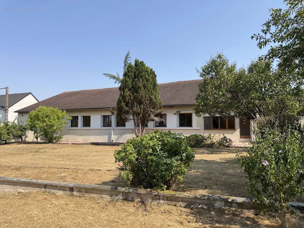 À 10 min d'Auxerre - Maison familiale de 158 m² dans un bourg avec commerces - photo 9