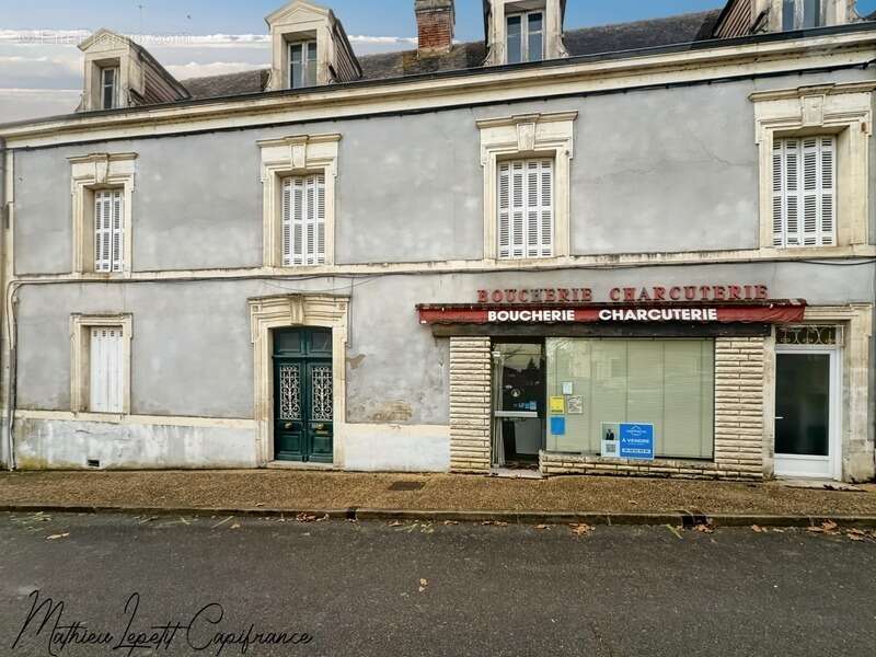 Maison à SAINT-PIERRE-DE-CHIGNAC