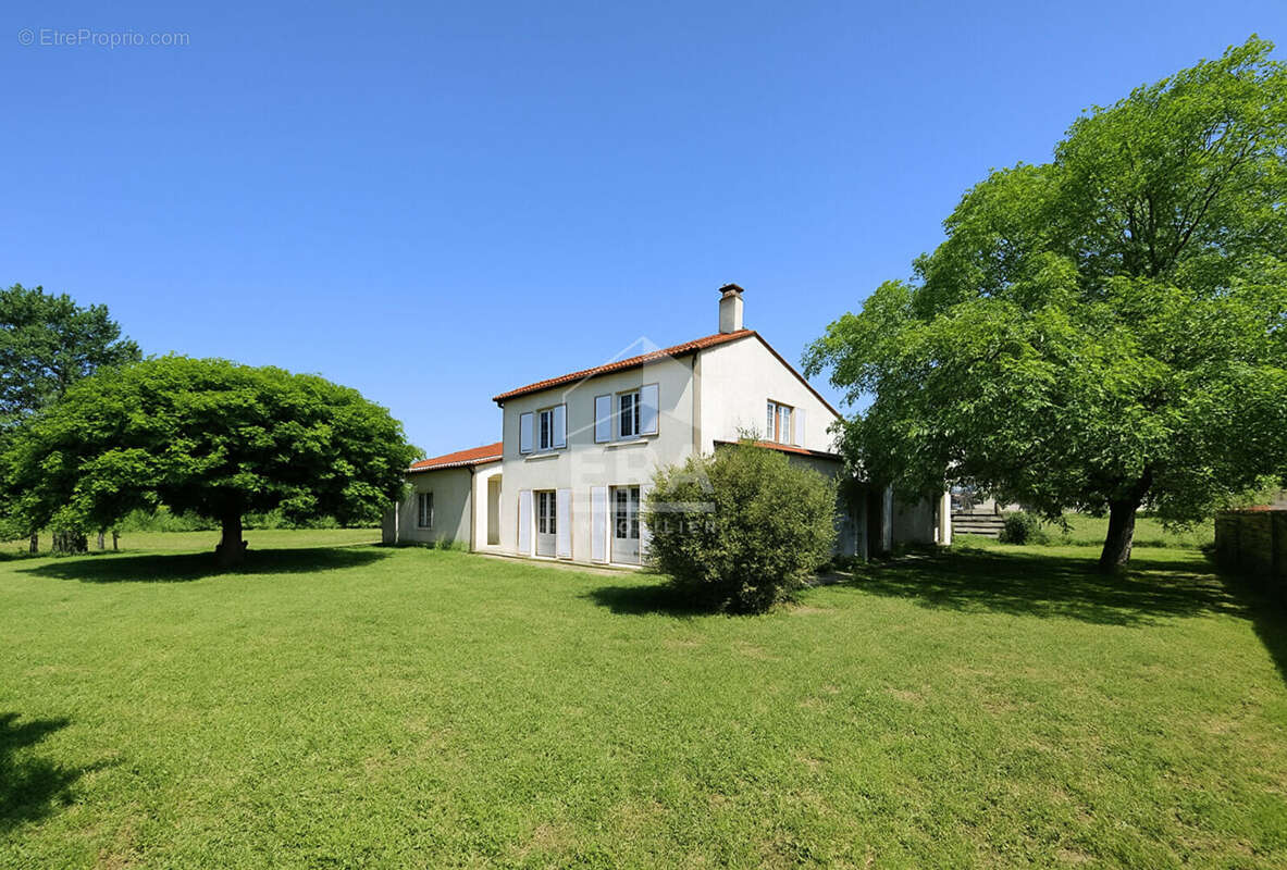 Maison à GENSAC-LA-PALLUE