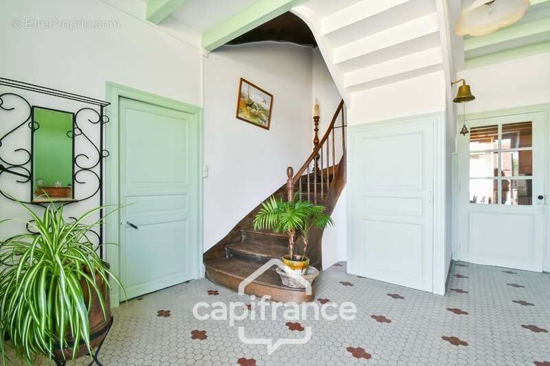 Propriété à vendre 14 pièces PAILLE (17) sur 4800m² de terrain avec nombreuses dépendances - photo 9