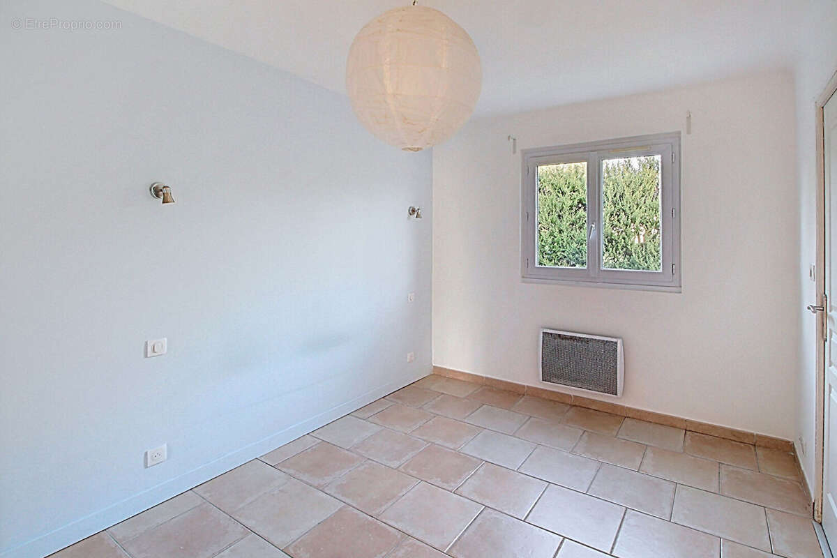 EXCLUSIVITÉ - Maison à Lorgues T4 sur 2145 m² de terrain avec une belle piscine et garage - photo 7