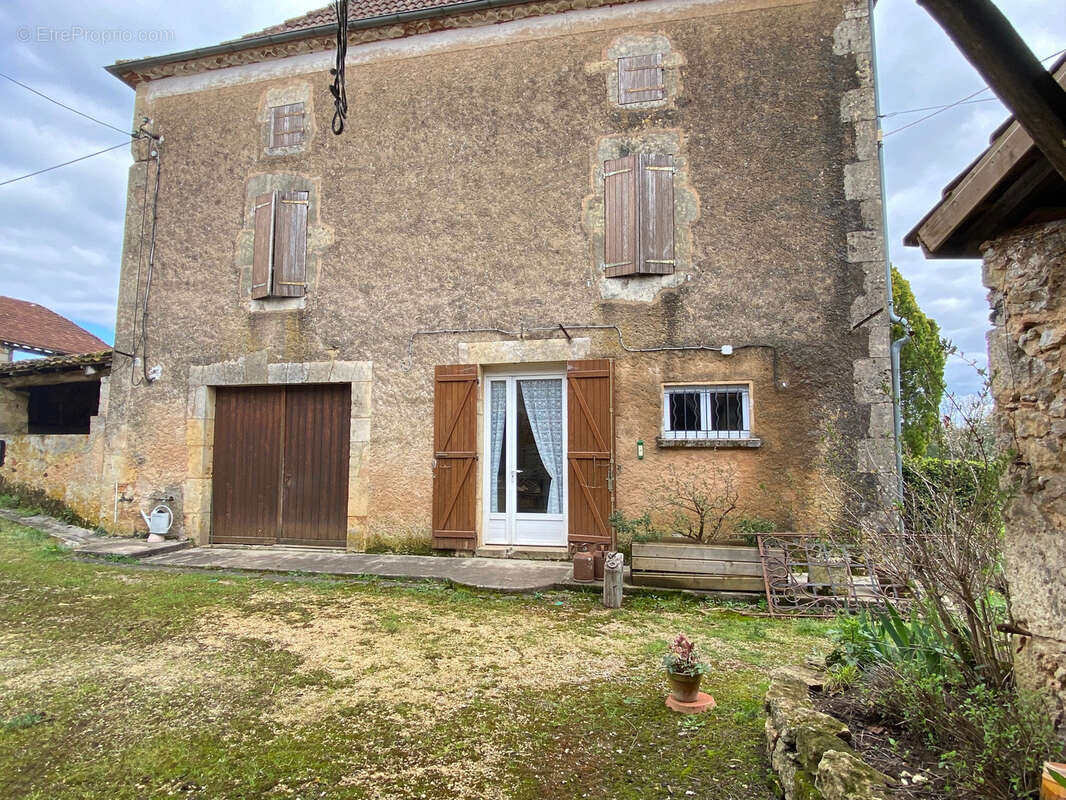 Maison à BLANQUEFORT-SUR-BRIOLANCE