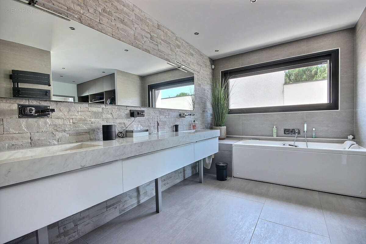 Maison à SAINT-BONNET-LES-OULES