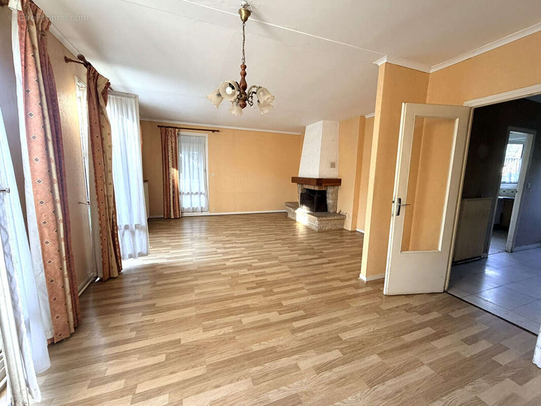 Maison à URY