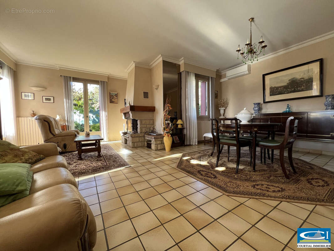 Maison à SAINT-JEAN-DE-MUZOLS