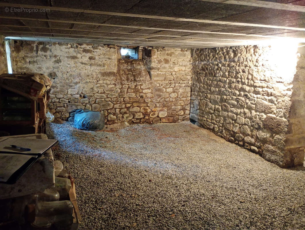 Maison indépendante en pierre de 70m2 sur un terrain de 2092 m2. - photo 10