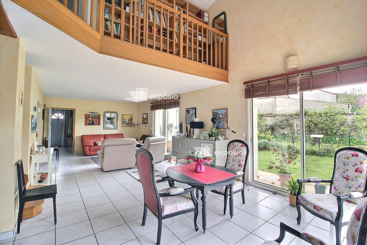 Maison de 224m² à Coulonges sur l'Autize. - photo 4