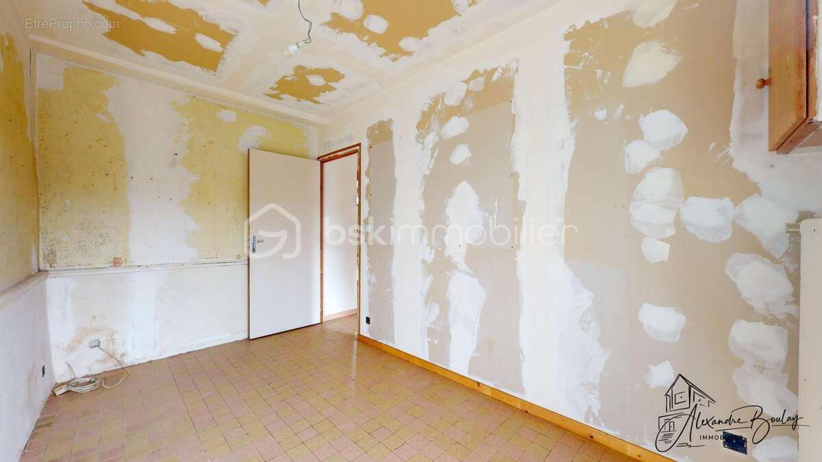 Maison en pierre à rénover – 141 m² – Dépendances – Terrain clos 645 m² - photo 7