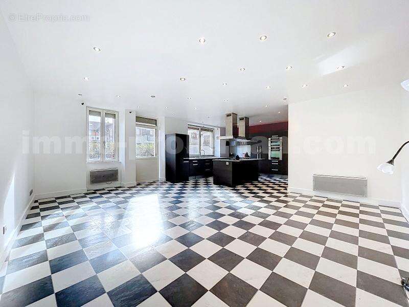 Appartement_T3_Valleiry_bus_proche_frontière_commerce_école_centre_ville_Salon_Séjour_Cuisine_équipée_ - Appartement à VALLEIRY