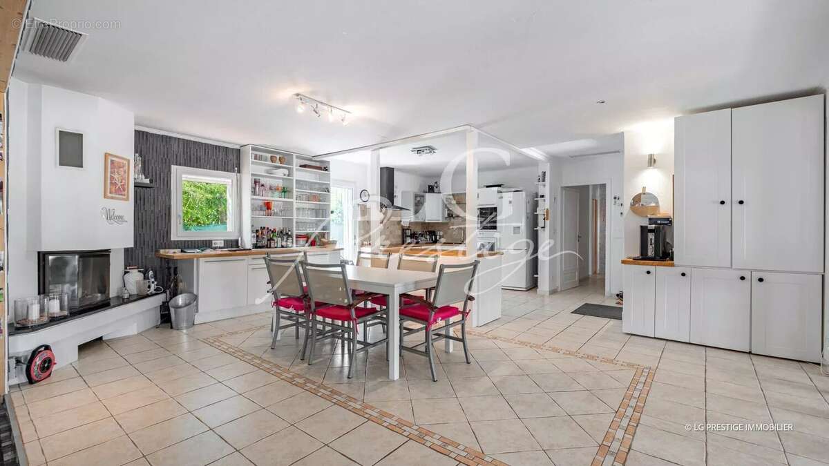 Villa de plain-pied avec piscine avec 5 000 m² de terrain - photo 7