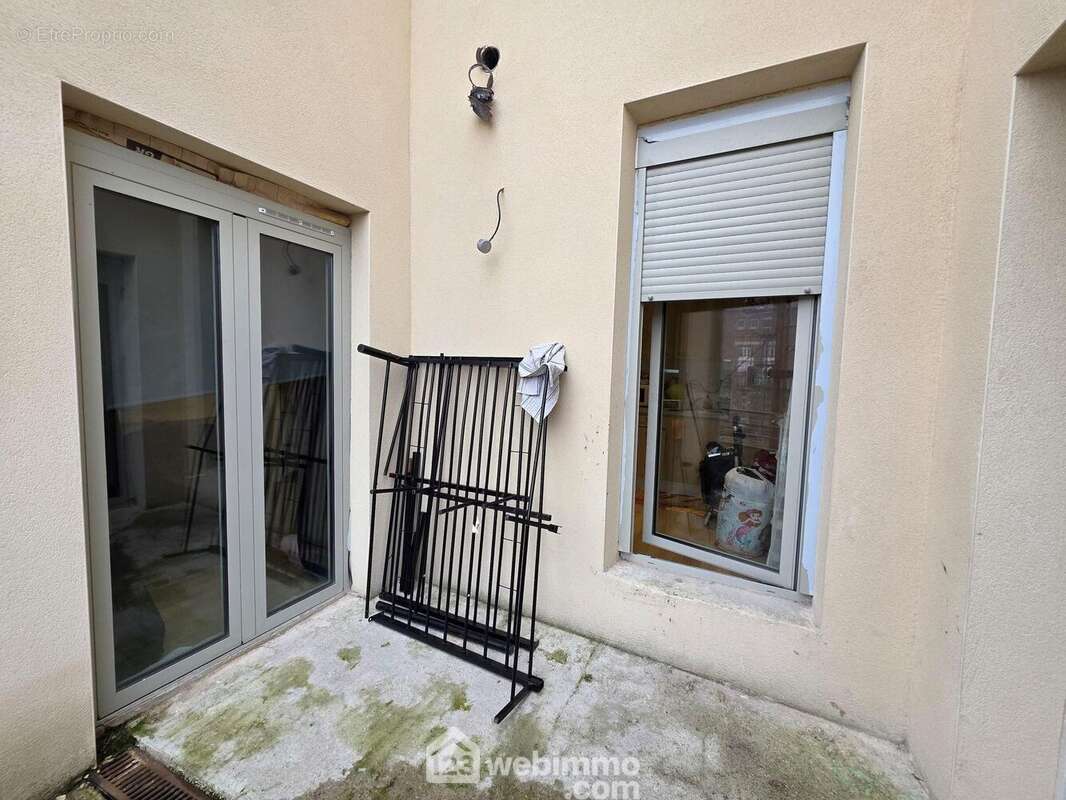 Accès direct depuis la pièce à vivre vers le balcon, un vrai atout pour le logement - Appartement à REIMS
