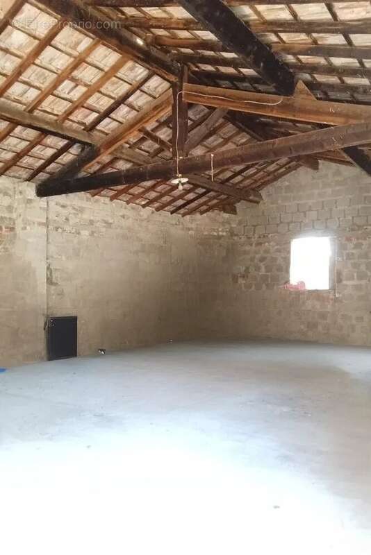Entrepot avec garage et remises ! - photo 6