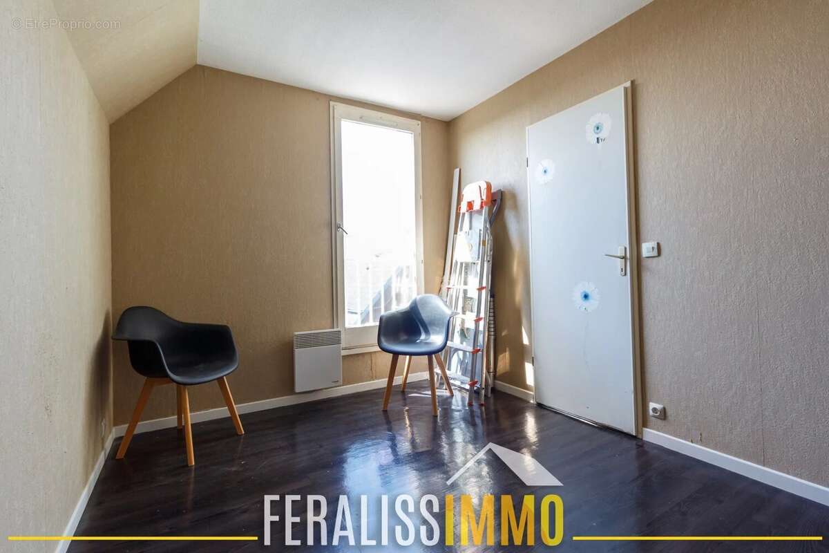 Emplacement recherché, 4 chambres et beau potentiel ! - photo 11
