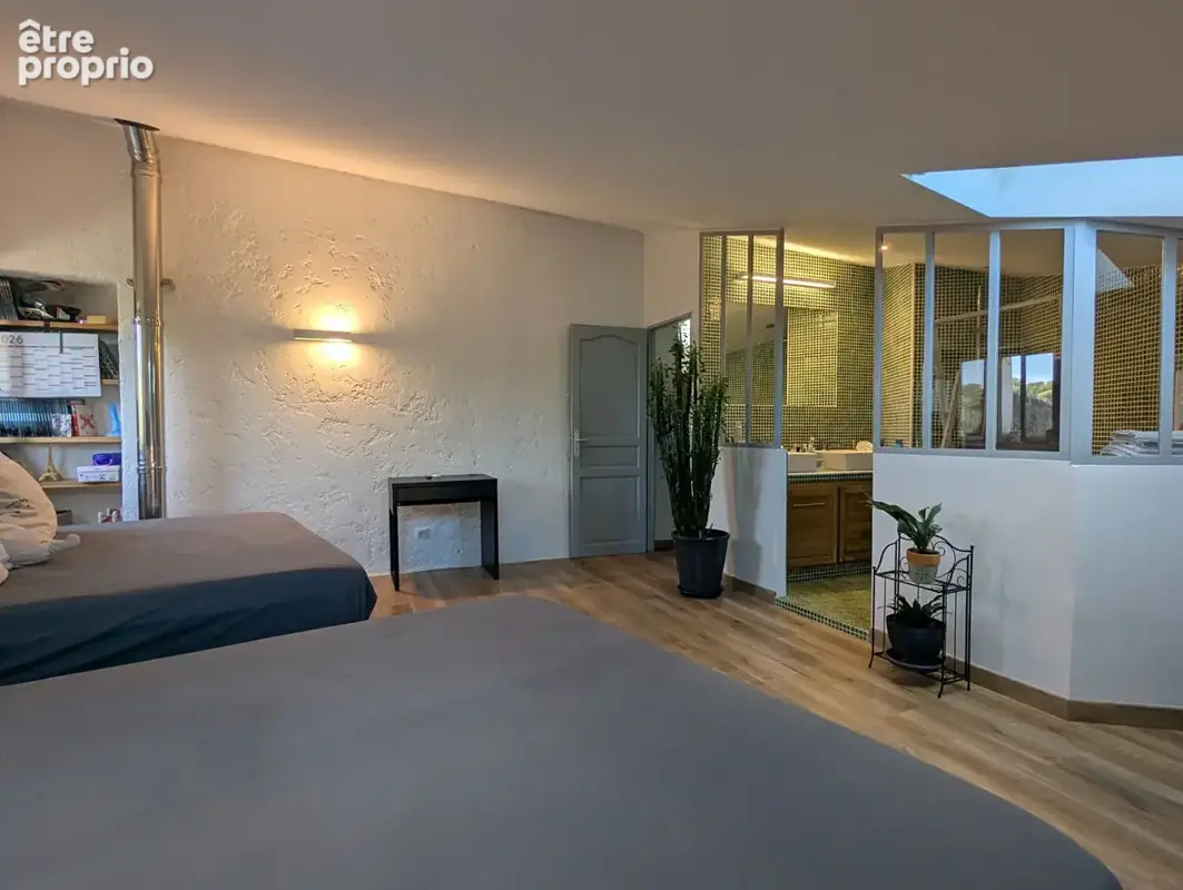 Sillans-la-Cascade : maison de village rénovée, 140 m² sur 3 niveaux, deux logements - photo 4