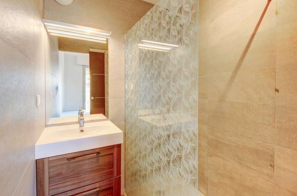 Appartement à SAINT-LAURENT-DU-VAR