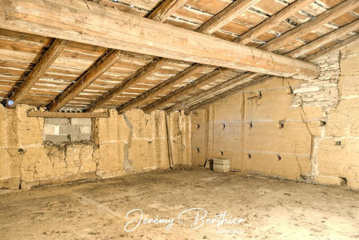 GENAY (69) - Grange de 140 m² - 4 pièces - 434 m² de terrain - Fort potentiel - photo 14