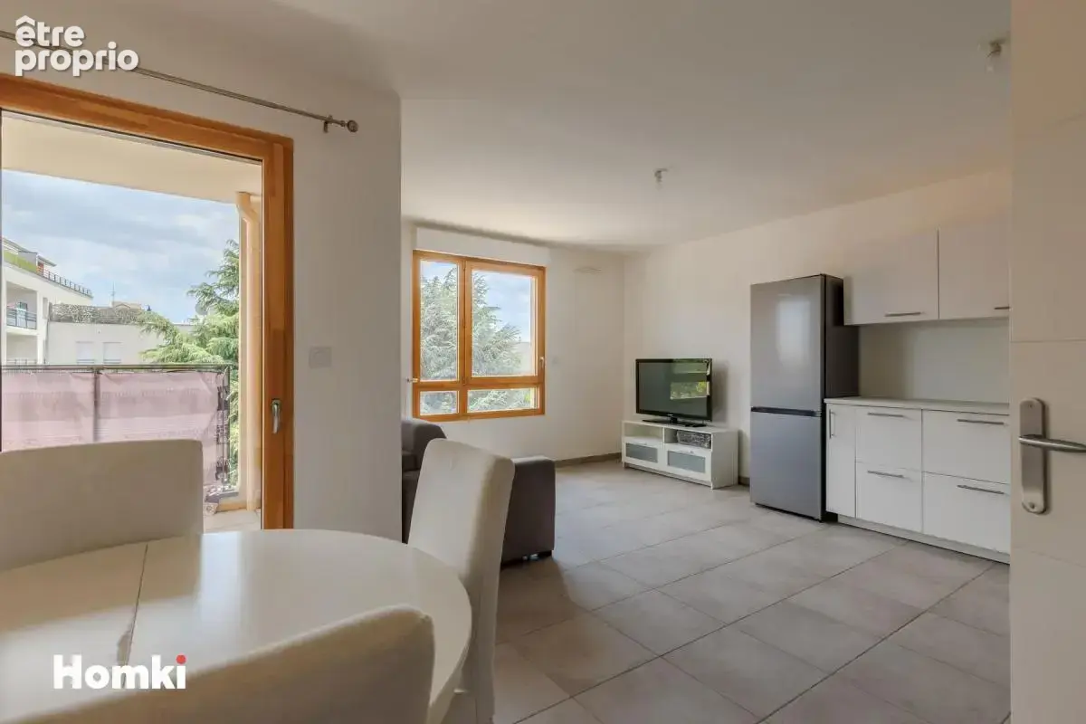 Appartement T3 de 65 m² avec terrasse et place de parking à Vénissieux 69200, Boulevard Laurent Gérin - photo 2