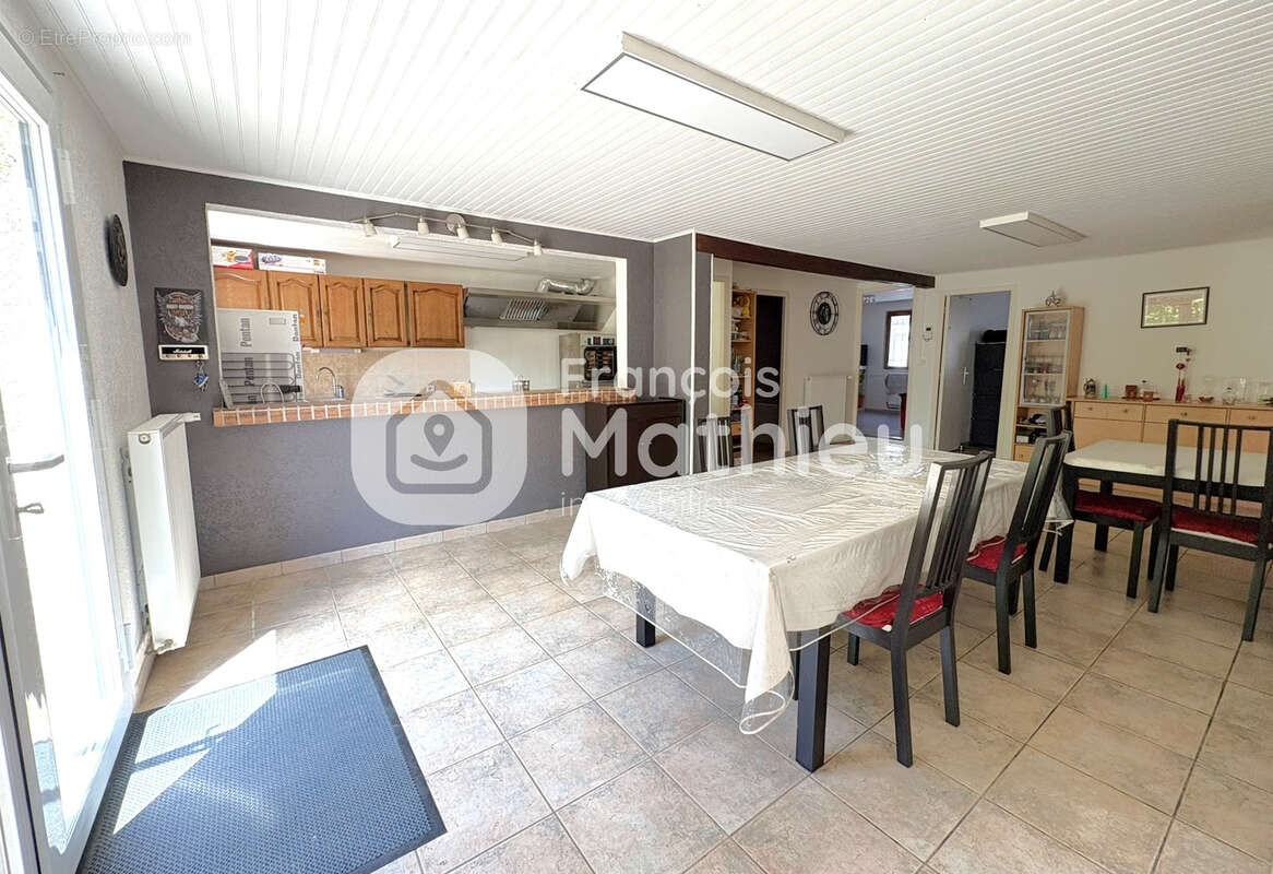 LE PLANTAY - Grande maison 4 chambres et bureau avec grand garage sur 696 m2 de terrain - photo 6