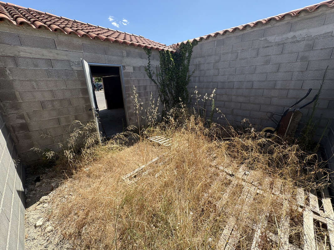 Garage avec espace exterieur - saint-cyprien plage (secteur port) - photo 2