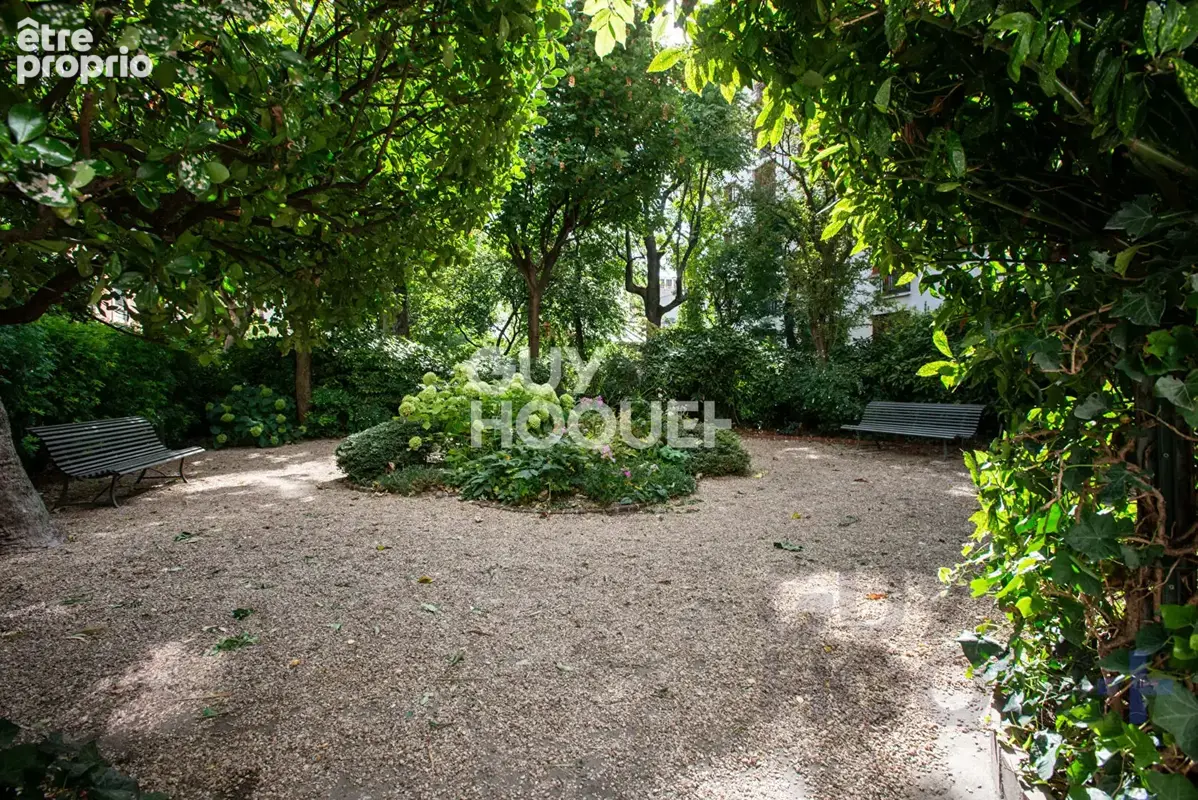 RARE - Appartement 4 Pièces de 70 m2 Aux Abbesses - Vue sur Paris - photo 13