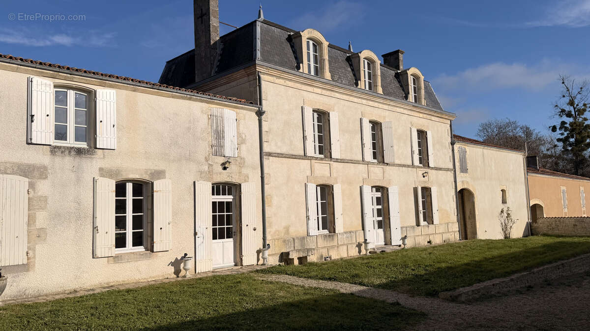 Maison à SAINT-JEAN-D'ANGELY