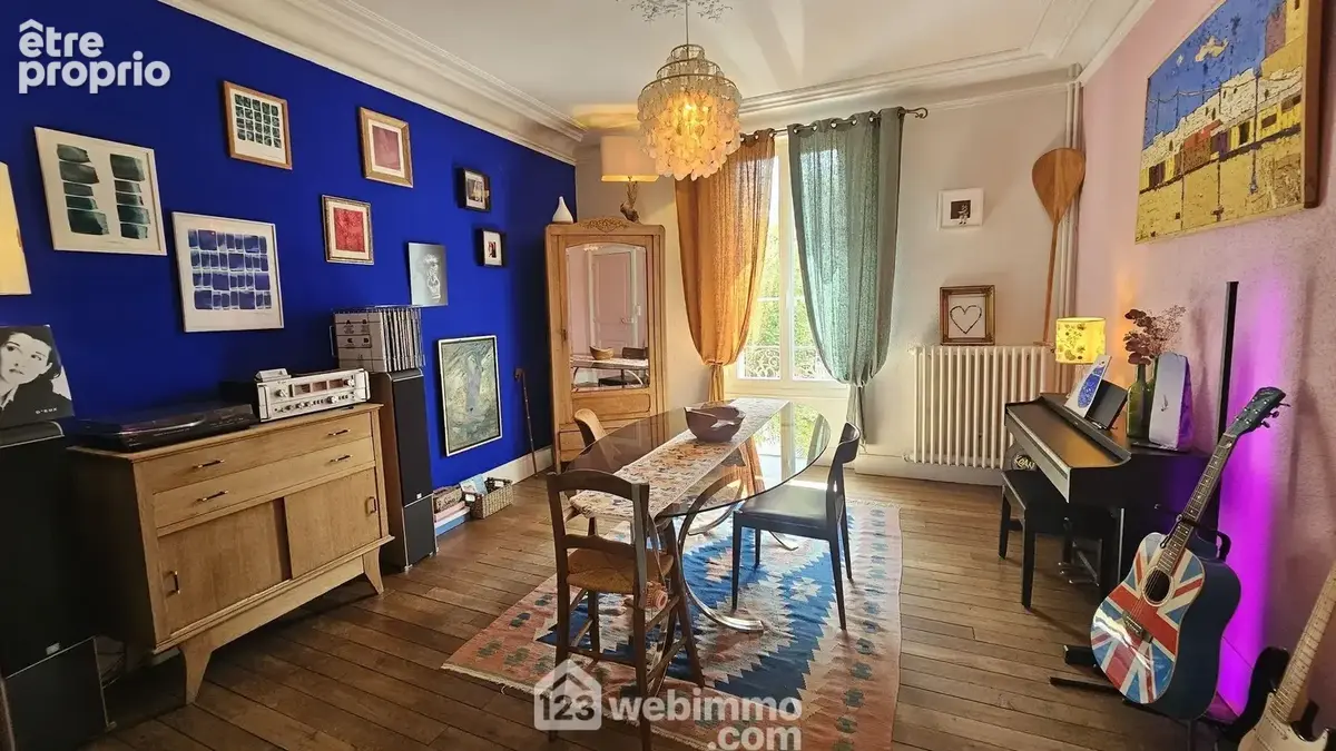 Une salle à manger lumineuse sur véritable parquet.