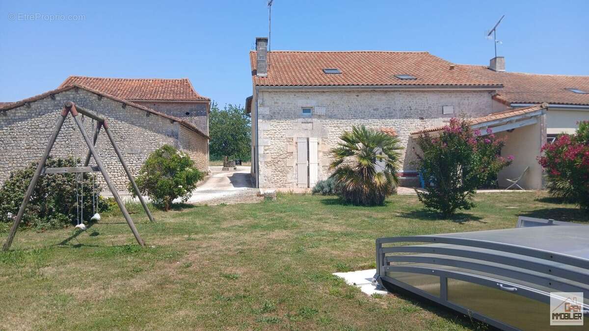 Maison à COURGEAC