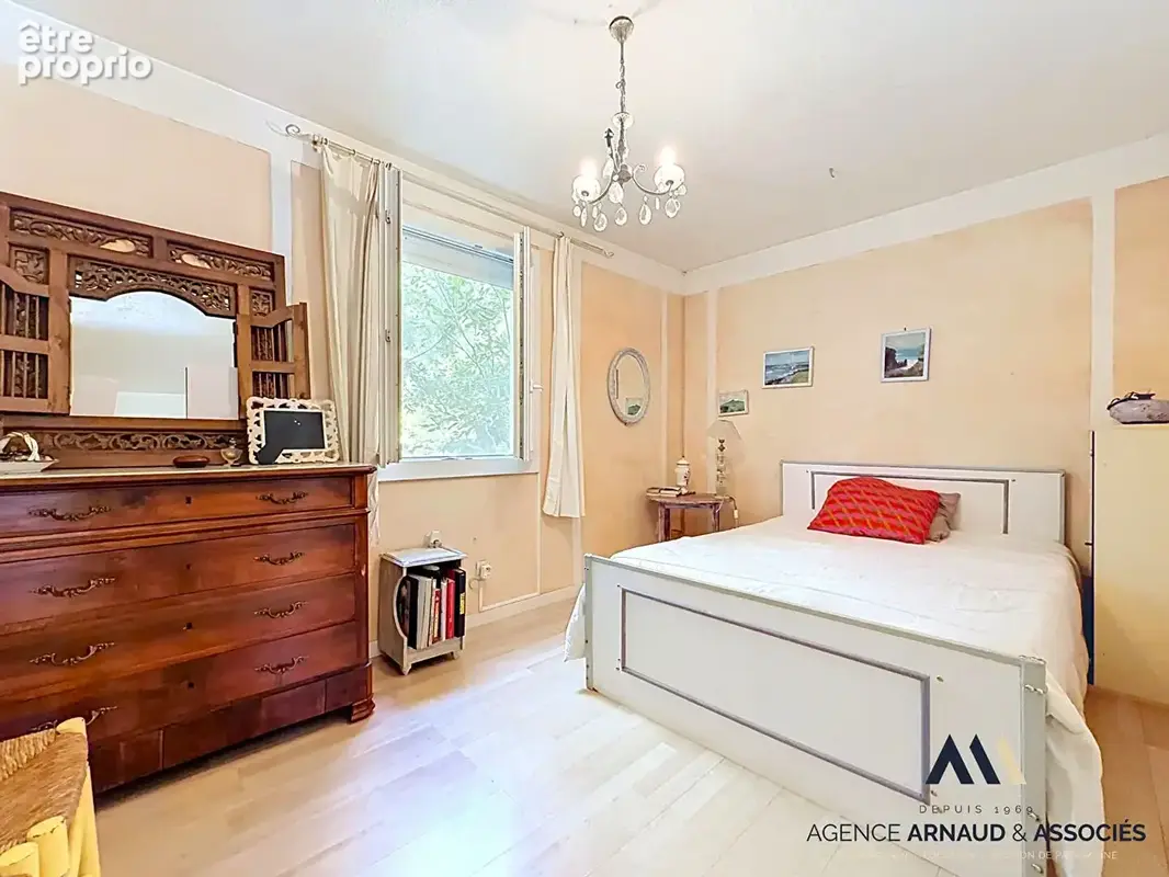 Maison de plain-pied avec piscine, grand jardin arboré et beau potentiel - photo 6