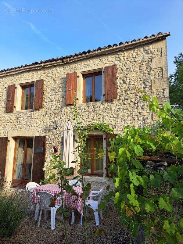 Maison à SAINT-PIERRE-DE-JUILLERS